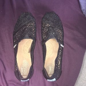 Black lace Toms